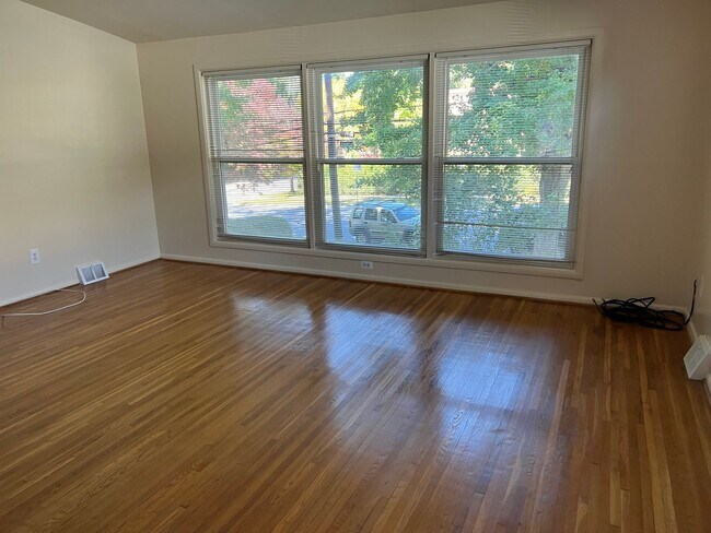 Building Photo - Spacious Home , Great Location