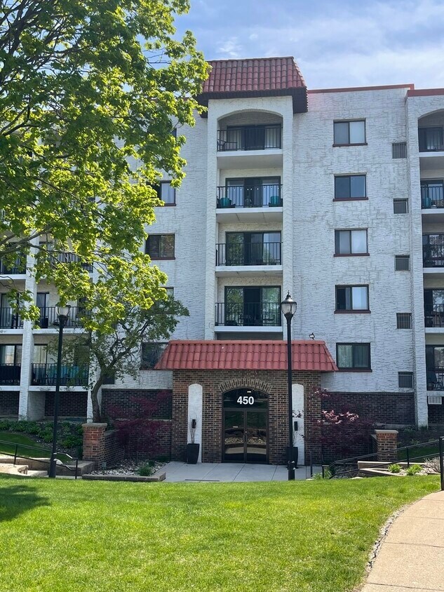 450 Plum Creek Dr Unit 305, Wheeling, IL 60090 Condo for Rent in
