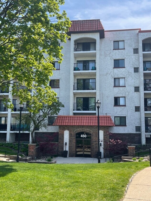 Primary Photo - 450 Plum Creek Dr