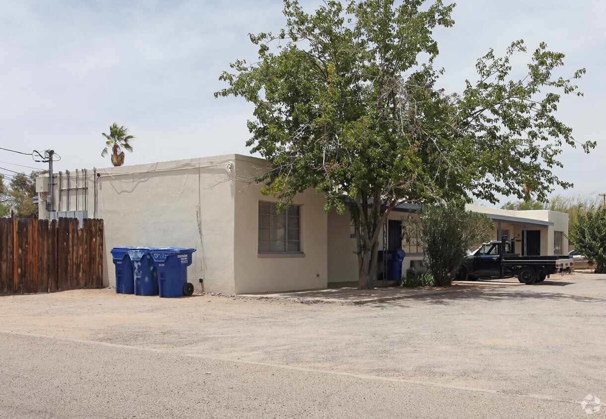 Building Photo - 4017-4025 E Hayhurst