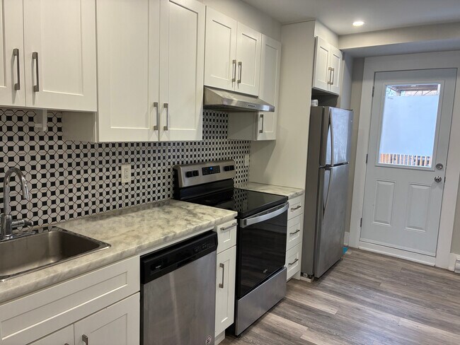 Building Photo - 2421 de Maisonneuve