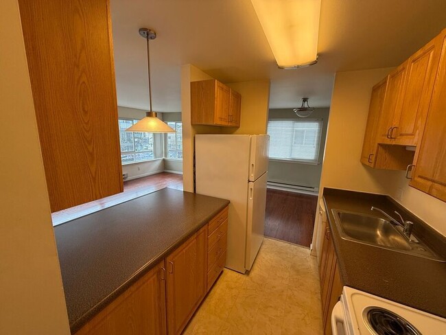 Building Photo - Spacious 2 bedroom with hardwood floors. W...