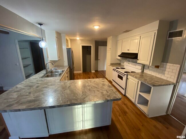 Building Photo - 804 Crestview Dr