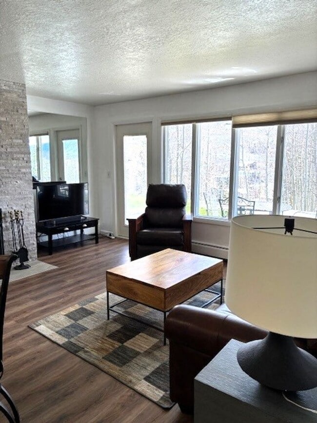 Foto del edificio - Long Term Rental- Chateau Claire 52