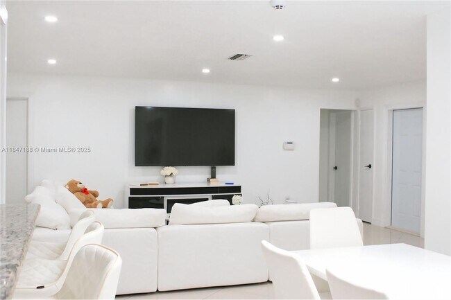 Building Photo - 8457 Sheraton Dr