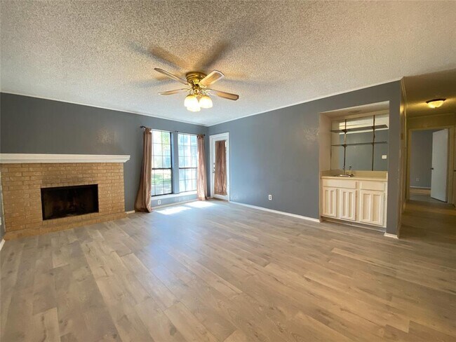Building Photo - 1202 Thorpe Ln