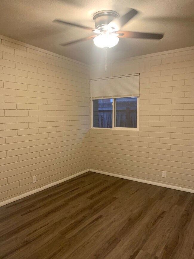 Building Photo - 419 15th Ave S