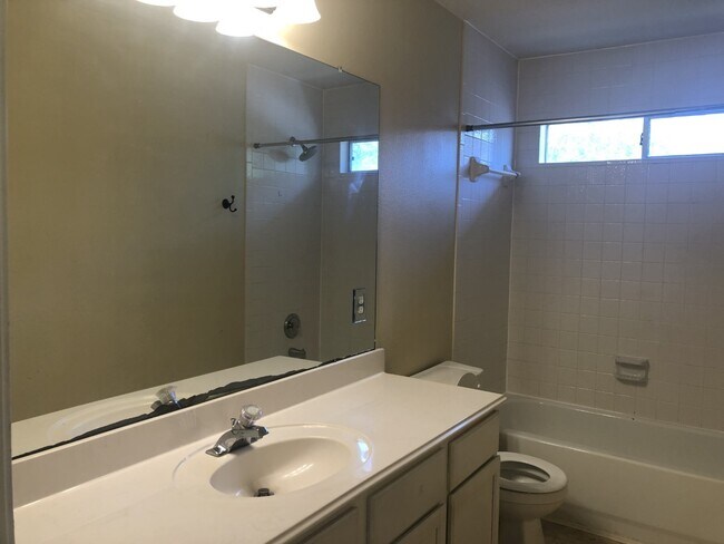 Building Photo - 2110 Highland Bay Ct