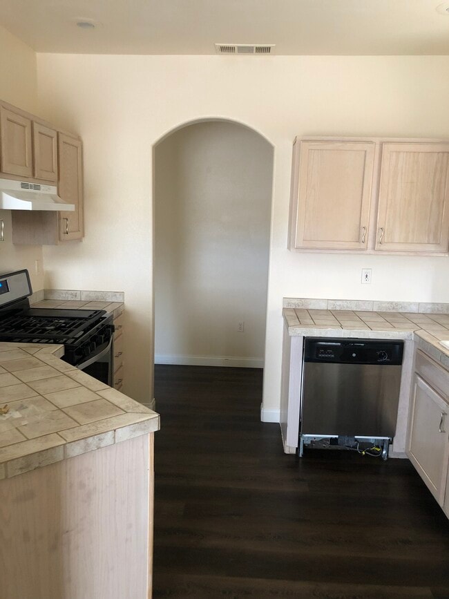 Kitchen- new dishwasher, stove - 10108 Benjamin Nicholas Plz