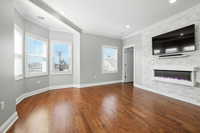 Building Photo - 159 Elm St