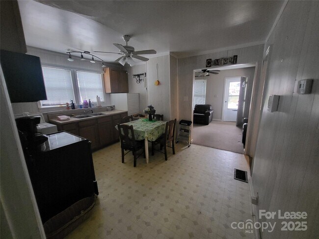 Foto del edificio - 13813 Holbrooks Rd