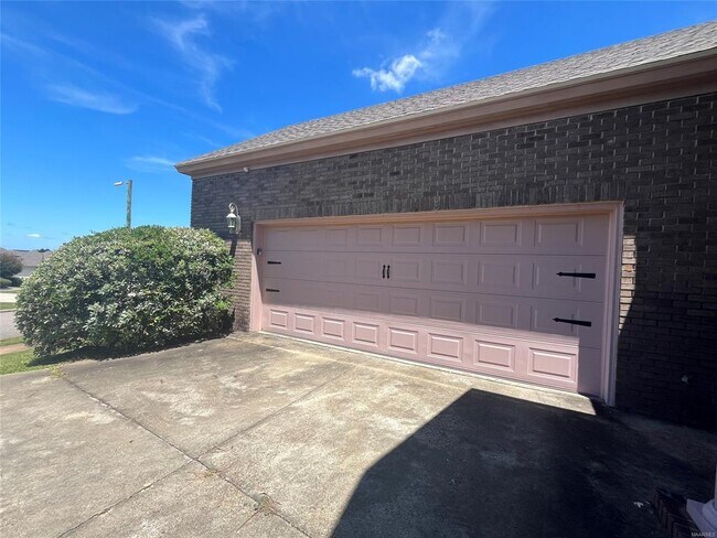 Foto del edificio - 1966 Chancellor Ridge Rd