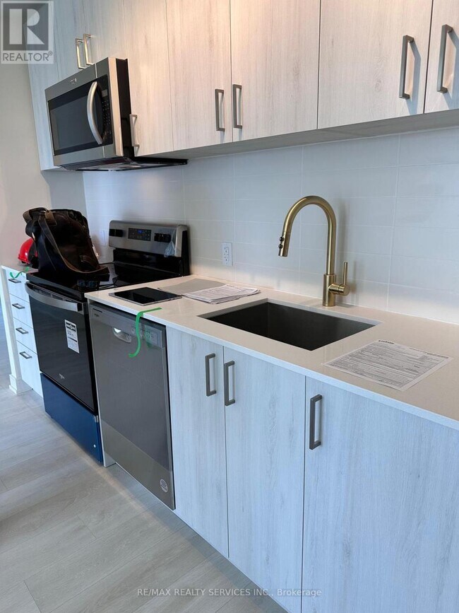 Photo du bâtiment - 8010 Derry Rd W