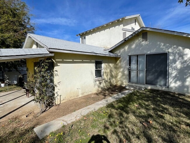 Building Photo - Large and Spacious Home
