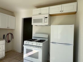 Building Photo - 415 Maple St