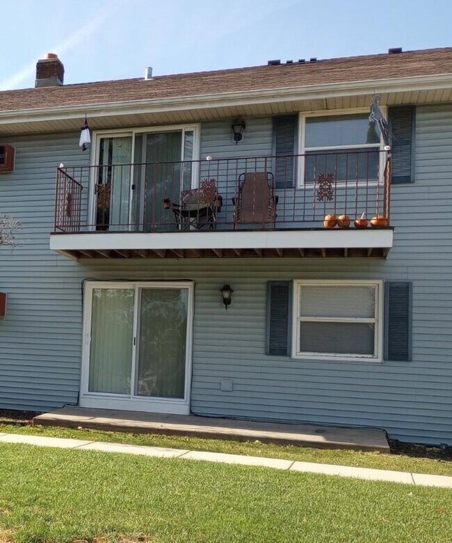 Building Photo - 714 Kingston Way