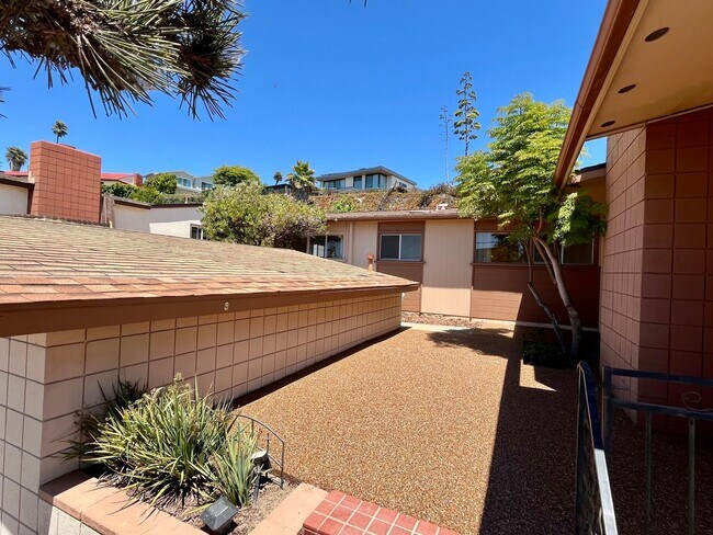 Foto del edificio - Remodeled 4-Bedroom Home with Bay Views