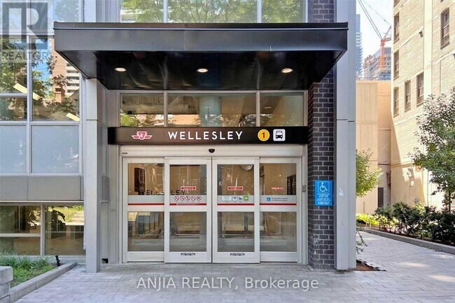 Building Photo - 17 Dundonald St