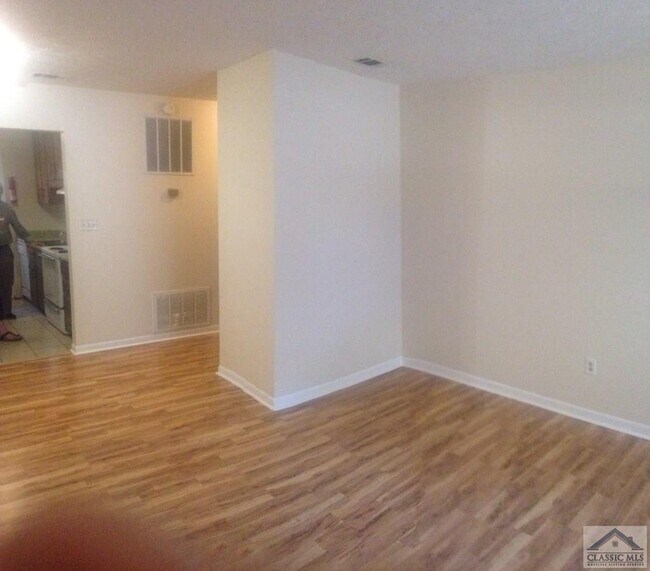 Foto del edificio - 657 Whit Davis Rd