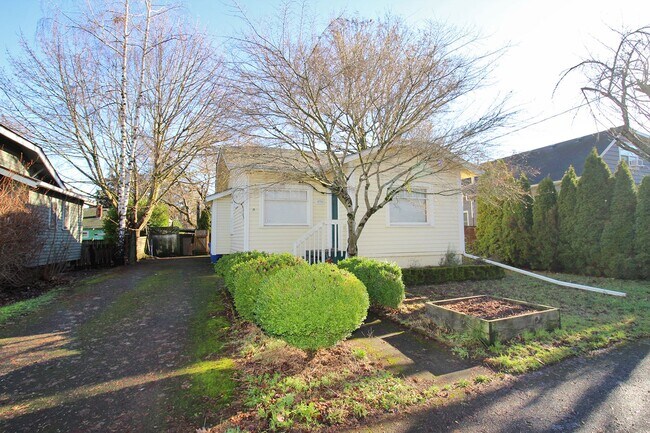 Foto del edificio - Adorable 2++ Bedroom, 2 Bath Brooklyn Bungalow - steps to MAX line