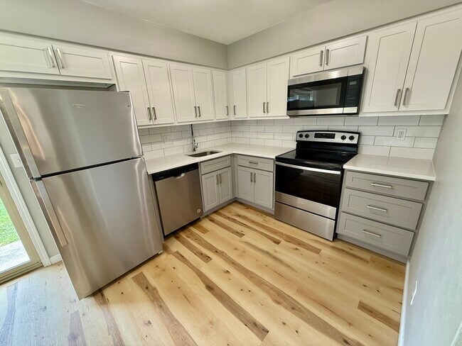 Building Photo - 823 N Cherry St