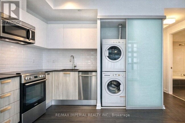 Building Photo - 42 Charles St E