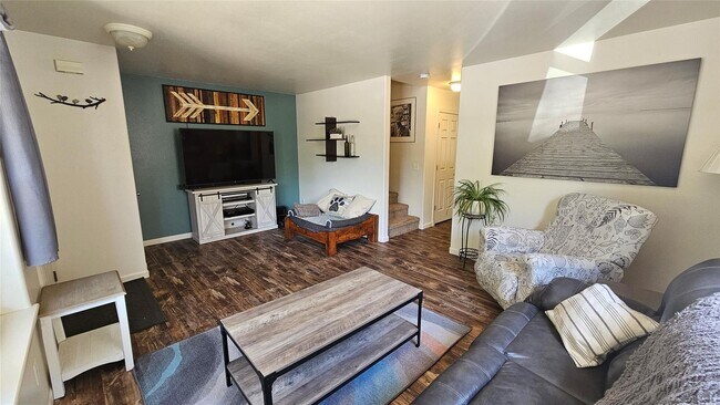 Building Photo - Recently Updated 3 BR/ 1.5 BA in Central M...