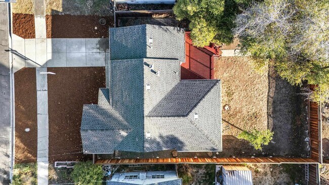 Foto del edificio - 2438 Upland Dr