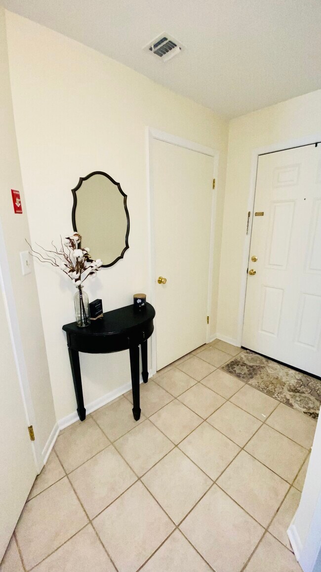 Entrada con armario y lavadero. - 129 Northampton Dr