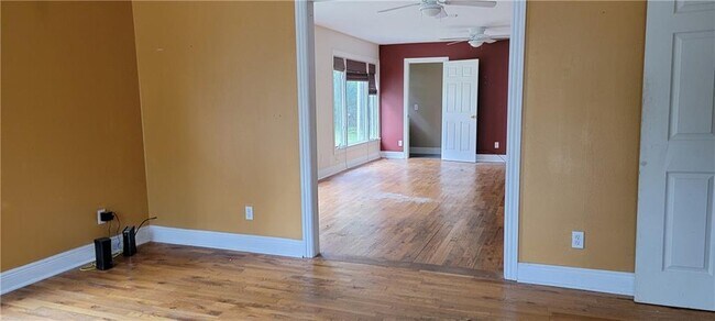 Foto del edificio - 9605 Saugus Ln