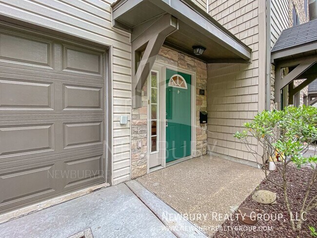 Building Photo - Embrace Luxury Living: Modern 2-Bed Townho...