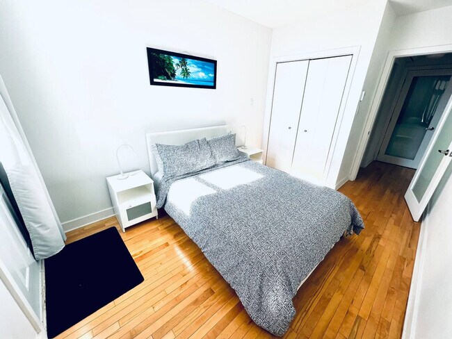 Building Photo - 4850 Rue Sainte-Catherine E