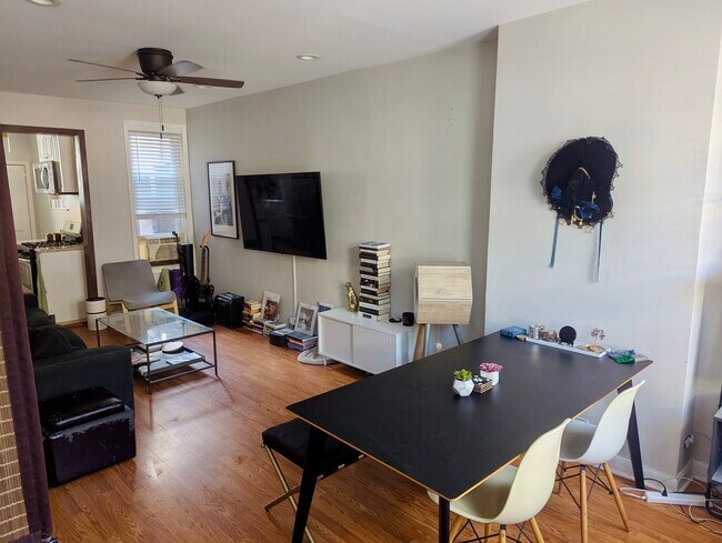 Comedor y sala de estar de concepto abierto. - 1718 McClellan St