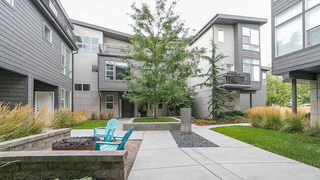 Foto del edificio - Luxurious 2 Bedroom Townhome