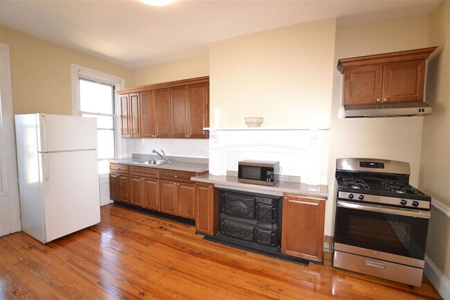 Building Photo - 167 8th St