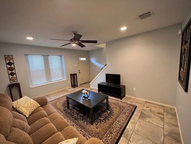 Foto del edificio - Updated condo at Cobblestone, closet to Campus!
