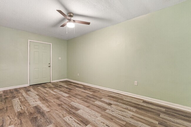 Building Photo - Modern 2BR Townhouse-Style Apartment | 1,010 Sq. Ft. | Renovated Interior | Westbank Expressway L...