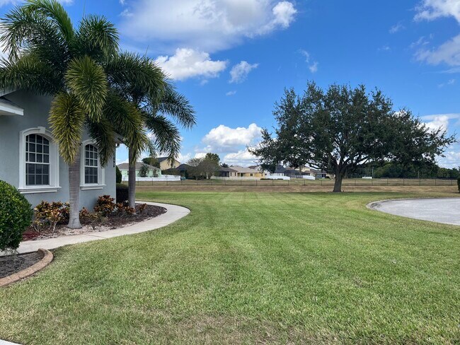 Foto del edificio - 1895 Orangewood Ct