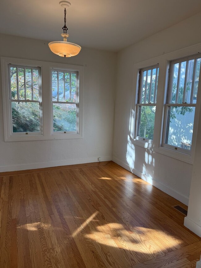 Foto del edificio - Beautiful Spanish townhouse with parking and in unit laundry!