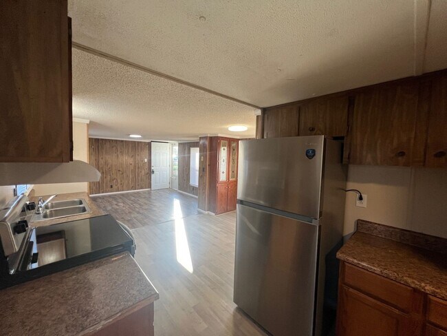 Building Photo - Move-in Ready - 3 Bed/1.5 Bath Home - Front and Back Decks - Quiet Street - Close to Mazeppa Park