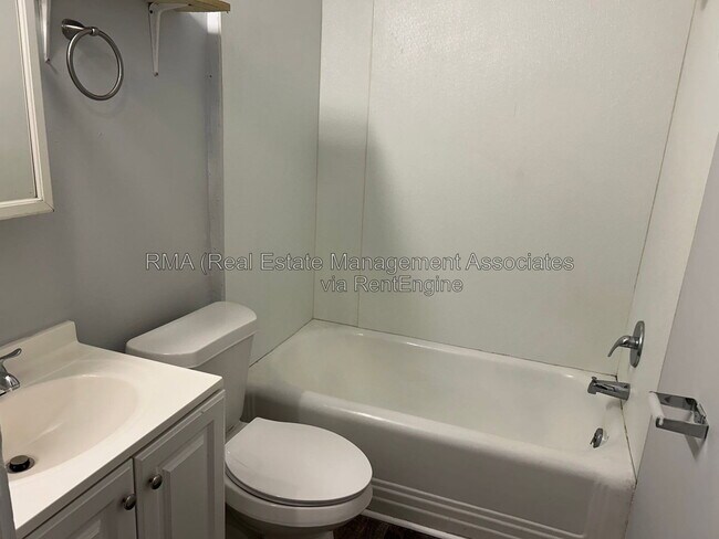Foto del edificio - 631 W Poplar St