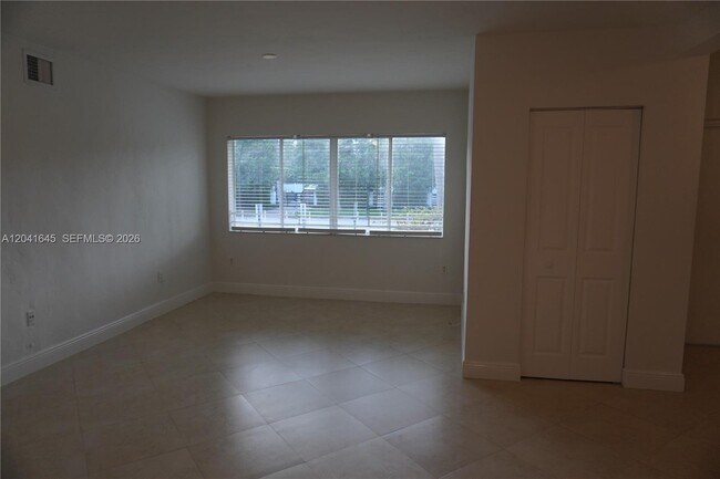 Foto del edificio - 2880 Pine Tree Dr