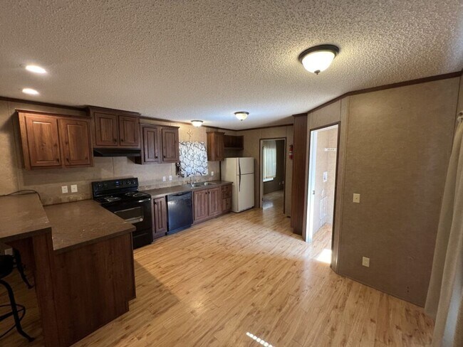 Foto del edificio - 3-bedroom 2-bath large single wide 1080 Square Feet mobile home located in Baker, LA