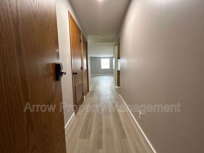 Foto del edificio - 208 E 5th St