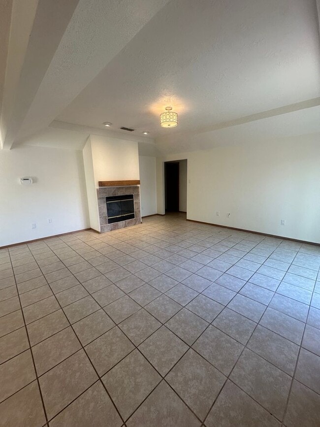 Building Photo - 3 Bedroom 2 Bath Home!