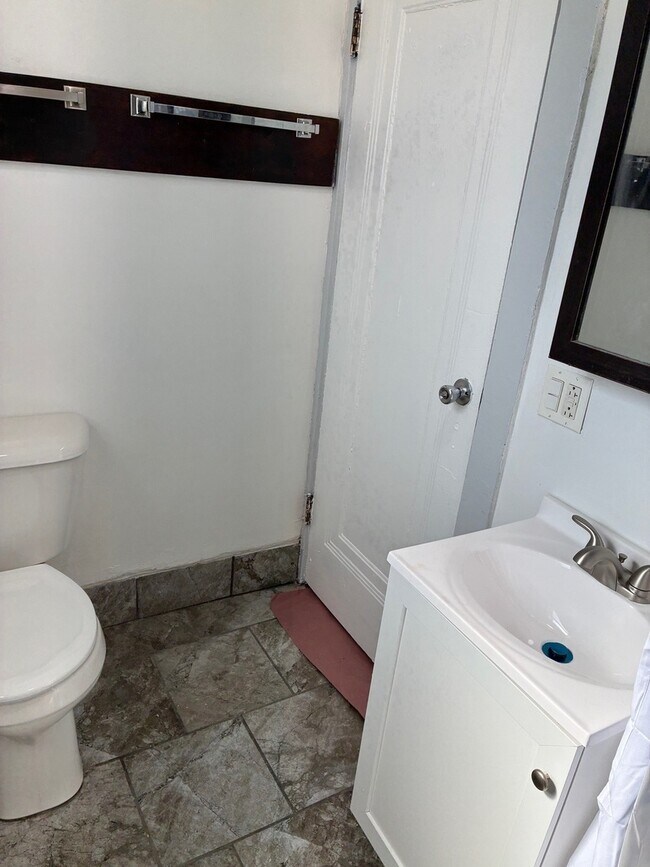 Foto del edificio - 1206 N Laramie Ave