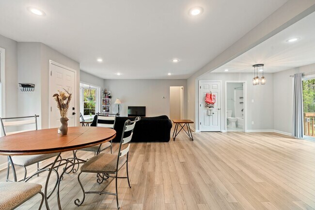 Foto del edificio - Nature Lovers 3 Bed 2 Bath Chapel Hill Ranch Available early August