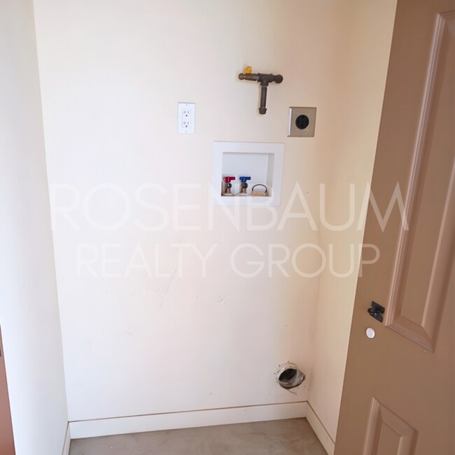 Building Photo - 2119 E Water St