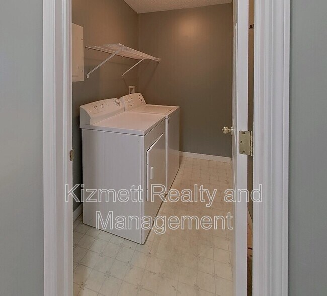 Photo du bâtiment - 9932-9100 100 Ave