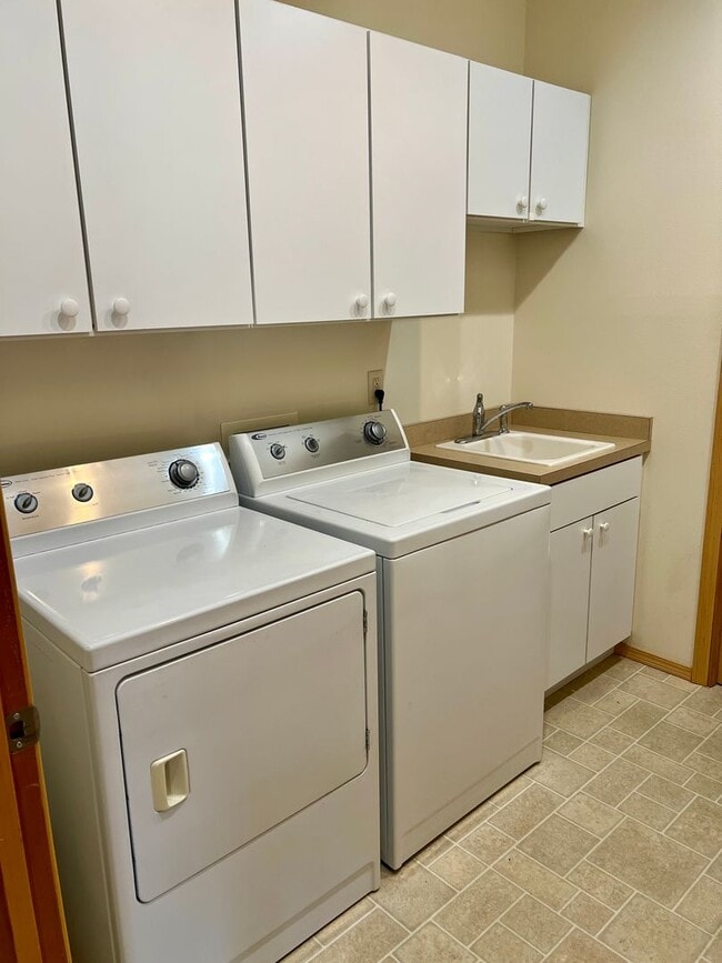 Building Photo - Charming 3 Bed 2 Bath Single Family Home W/ Attached Garage and Private Patio!